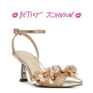 ✨ BETSEY JOHNSON Carli Gold Flower Ornament Pumps MSRP $139 SIZE 6,5 NEW IN BOX